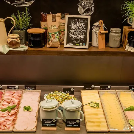 Hotel One Hauptbahnhof 3*
