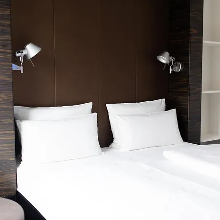 One Hauptbahnhof 3*
